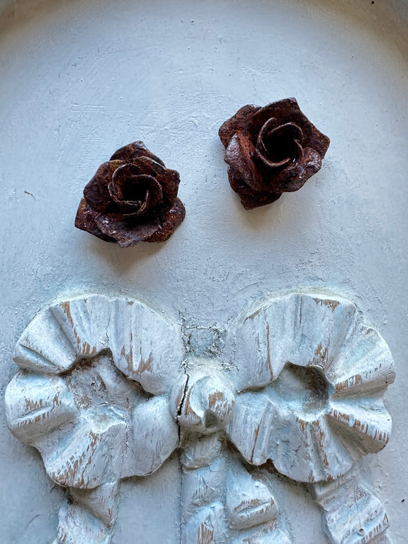 Metal rusted aged roses 2