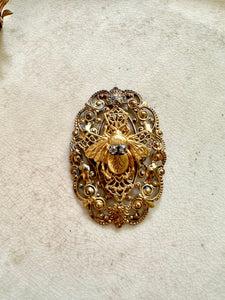 Bee finding mounted a top of a filigree oval lace finding