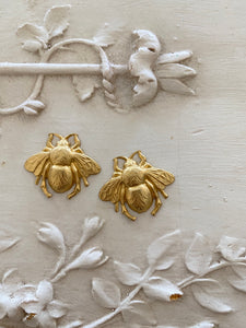 Bee findings,2  bee stamping in gold