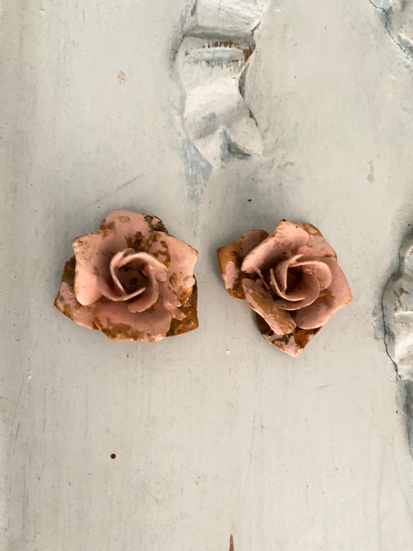 Vintage patina peachy rusted Roses, 2 metal roses