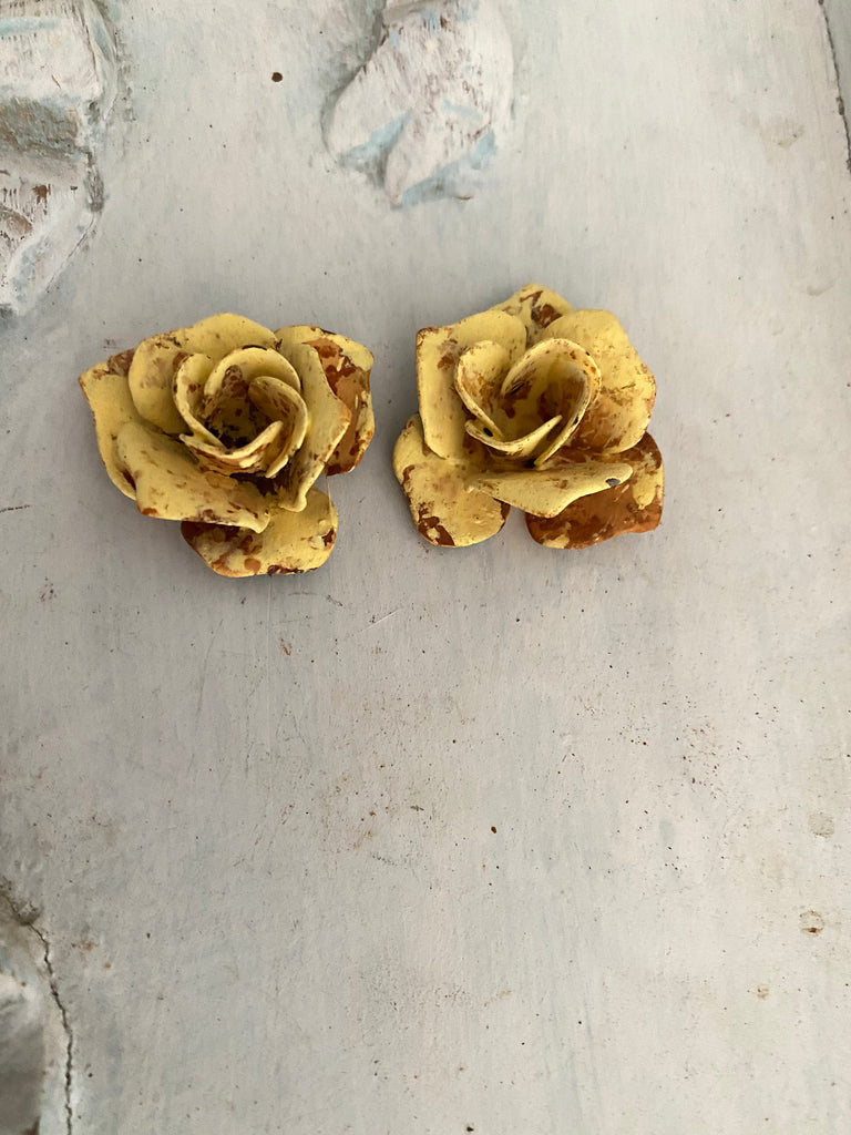 Vintage patina yellow rusted Roses, 2 metal roses – Faded Fragments